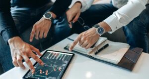 Upstox Review 2026 – Is It a Better Alternative to Zerodha for Indian Traders?