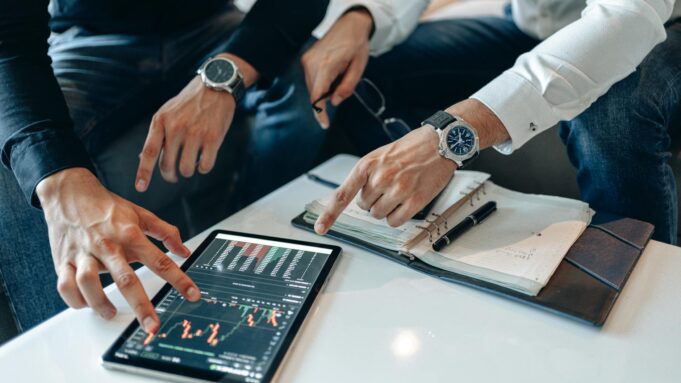 Upstox Review 2026 – Is It a Better Alternative to Zerodha for Indian Traders?