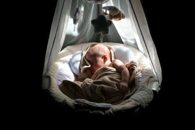 womb-mimicking-cot-mattress-babies-sleep